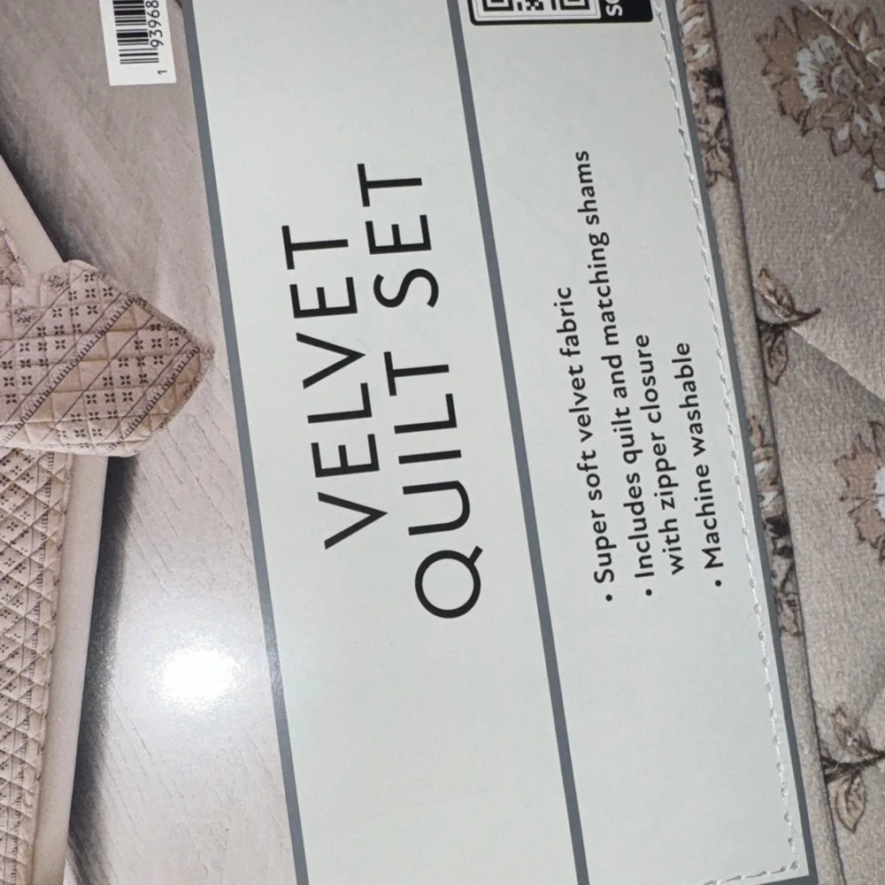 Member's Mark Velvet Quilt Set - Beige Floral